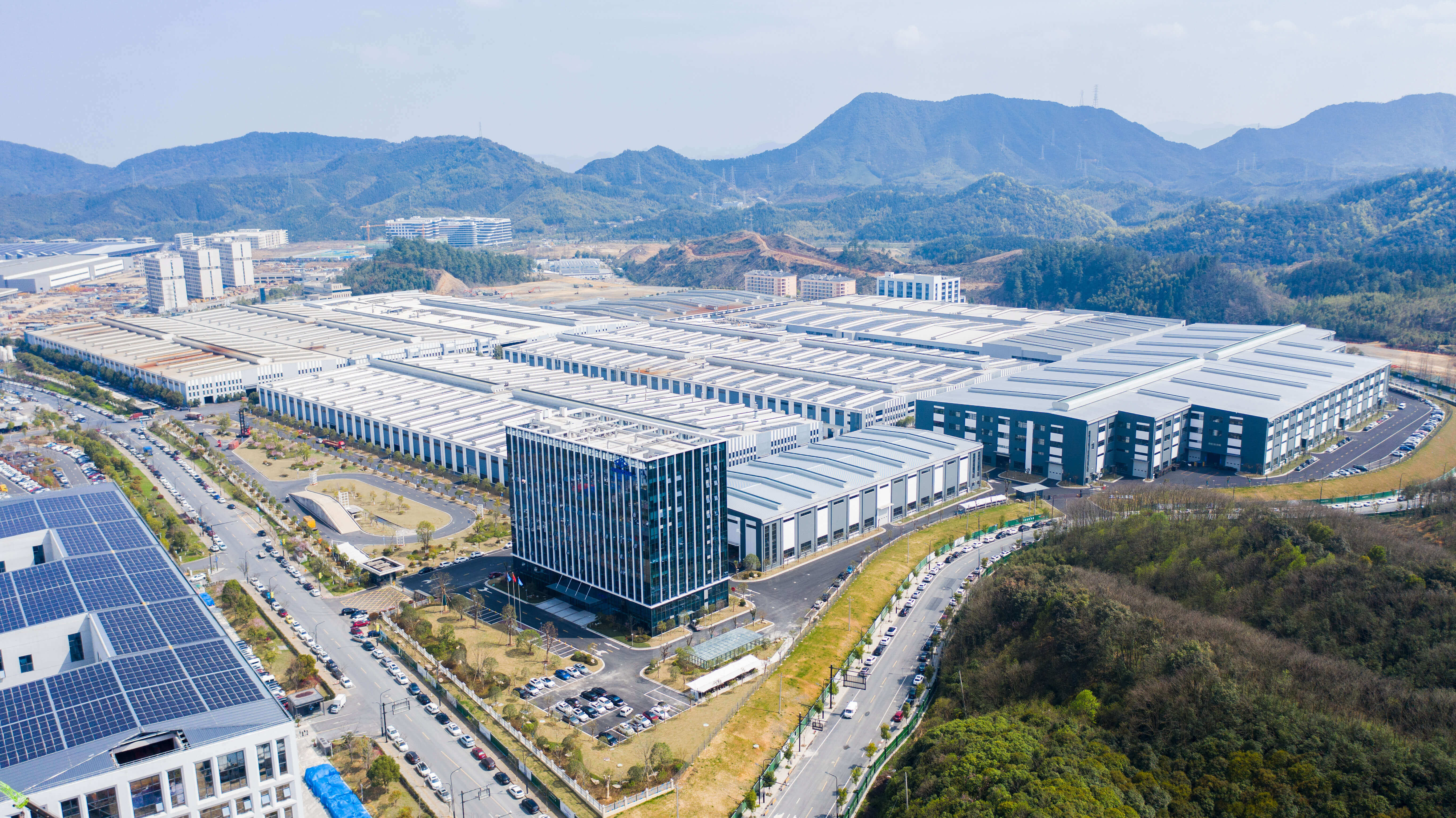 光荣榜！db真人旗舰入选杭州市开发区（园区）高质量发展大会多项荣誉榜单，并签约大叉车先进制造基地项目